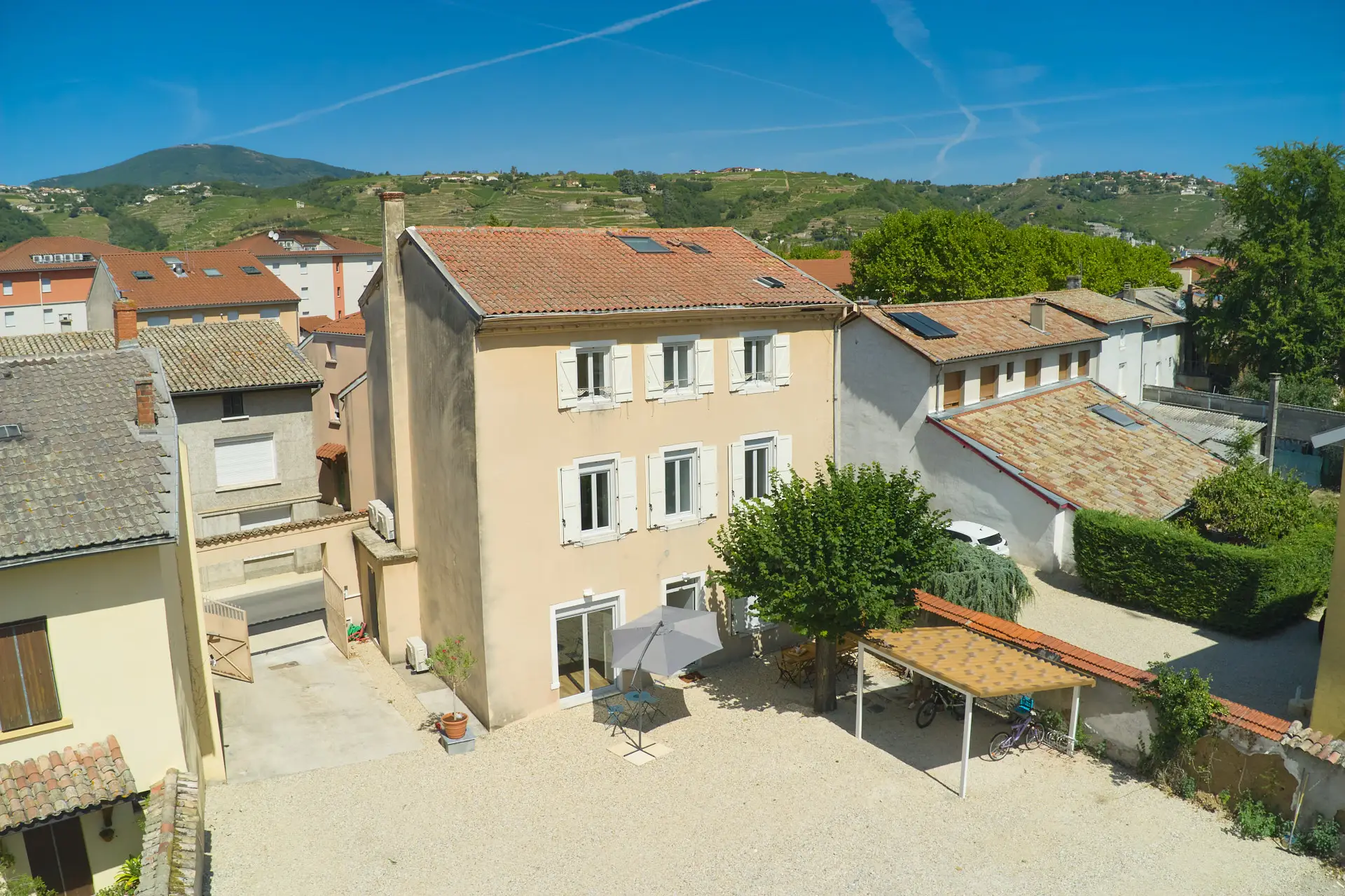 Vue aérienne de Villa 61, de sa cour et des coteaux viticoles de Condrieu